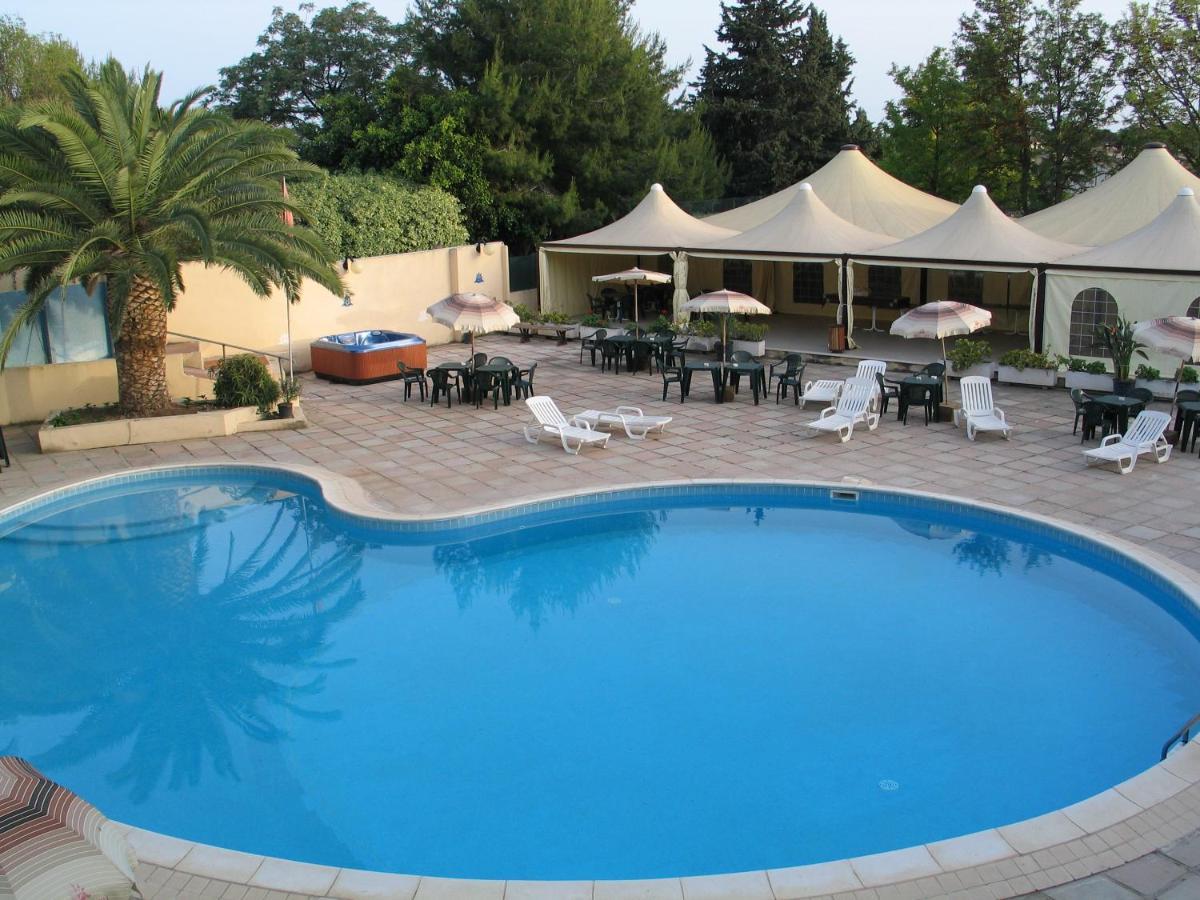 Hotel Califfo Quartu SantʼElena Екстериор снимка