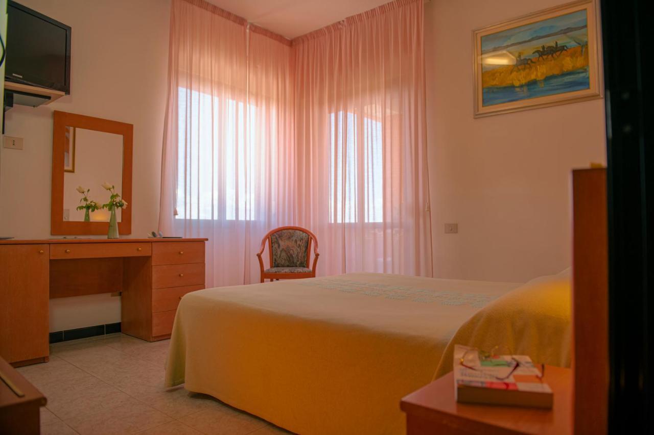 Hotel Califfo Quartu SantʼElena Екстериор снимка