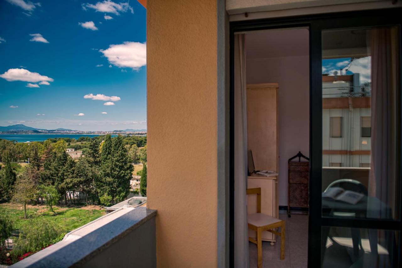 Hotel Califfo Quartu SantʼElena Екстериор снимка